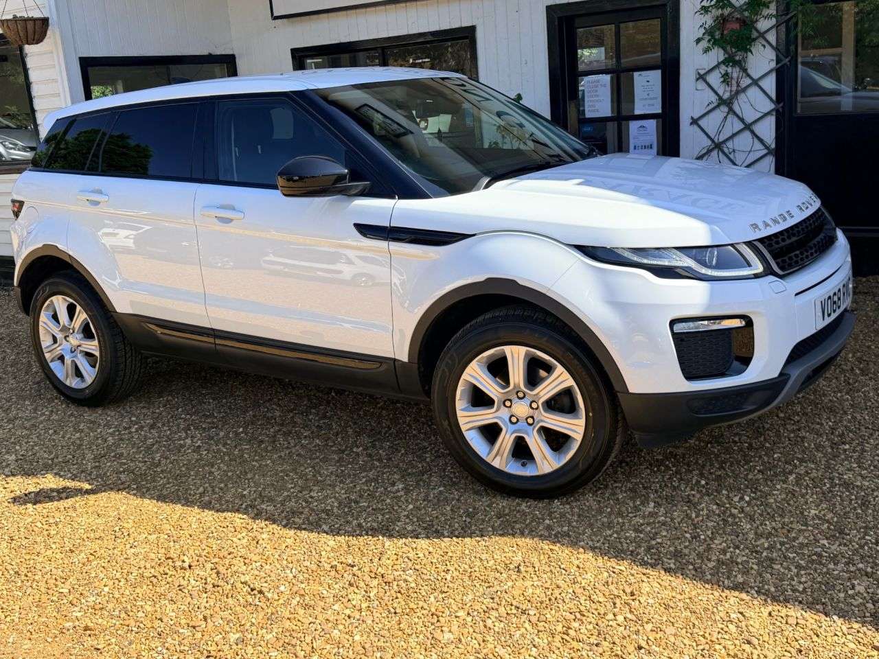 A 2018 LAND ROVER RANGE ROVER EVOQUE 2.0 eD4 SE Tech SUV 5dr Diesel Manual FWD Euro 6 (s/s) (150 ps) A 2018 LAND ROVER RANGE ROVER EVOQUE 2.0 eD4 SE Tech SUV 5dr Diesel Manual FWD Euro 6 (s/s) (150 ps)