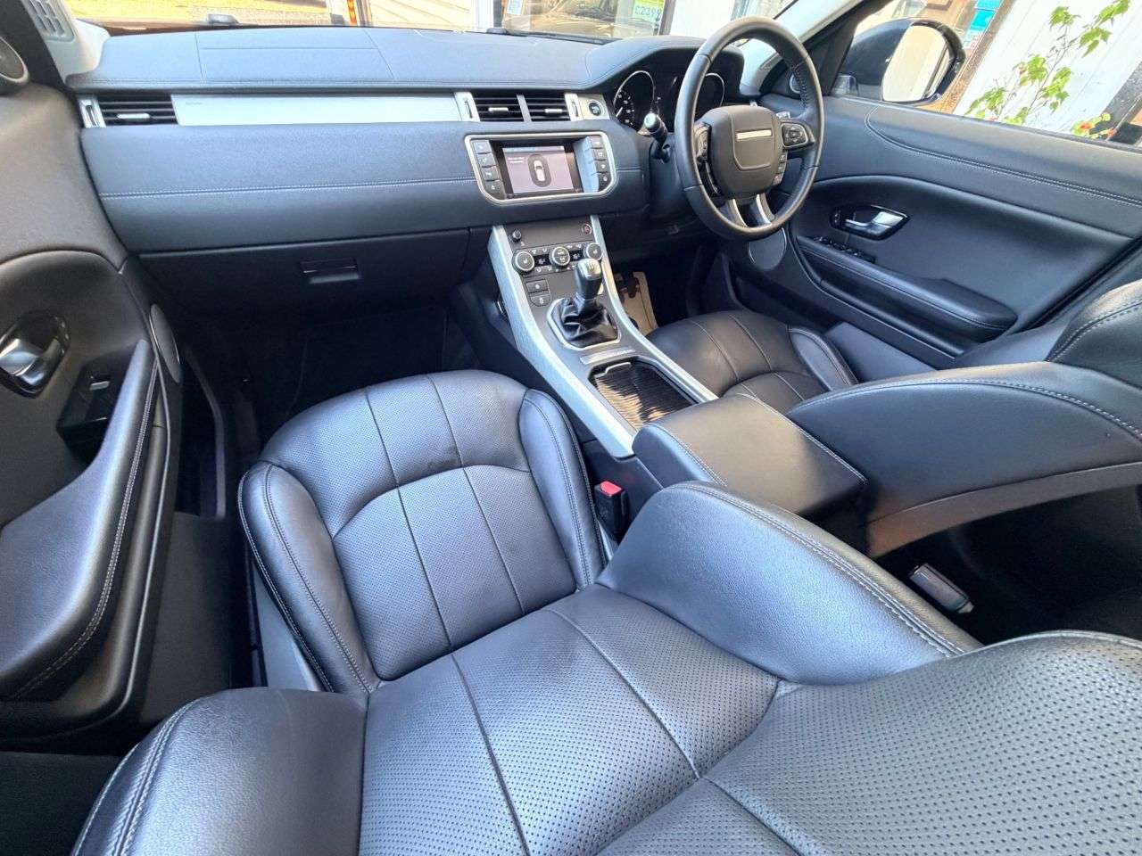 A 2018 LAND ROVER RANGE ROVER EVOQUE 2.0 eD4 SE Tech SUV 5dr Diesel Manual FWD Euro 6 (s/s) (150 ps) A 2018 LAND ROVER RANGE ROVER EVOQUE 2.0 eD4 SE Tech SUV 5dr Diesel Manual FWD Euro 6 (s/s) (150 ps)