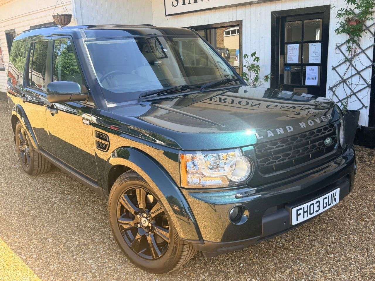 A 2013 LAND ROVER DISCOVERY 4 3.0 SD V6 HSE SUV 5dr Diesel Auto 4WD Euro 5 (255 bhp) A 2013 LAND ROVER DISCOVERY 4 3.0 SD V6 HSE SUV 5dr Diesel Auto 4WD Euro 5 (255 bhp)