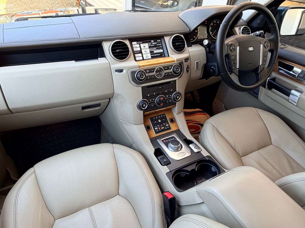 A 2013 LAND ROVER DISCOVERY 4 3.0 SD V6 HSE SUV 5dr Diesel Auto 4WD Euro 5 (255 bhp) A 2013 LAND ROVER DISCOVERY 4 3.0 SD V6 HSE SUV 5dr Diesel Auto 4WD Euro 5 (255 bhp)