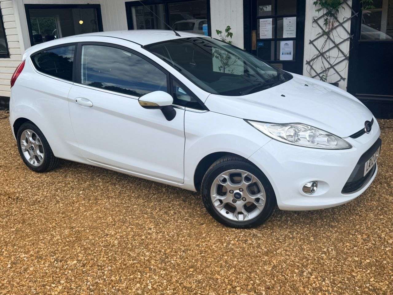 A 2012 FORD FIESTA 1.25 Zetec Hatchback 3dr Petrol Manual (129 g/km, 81 bhp) A 2012 FORD FIESTA 1.25 Zetec Hatchback 3dr Petrol Manual (129 g/km, 81 bhp)