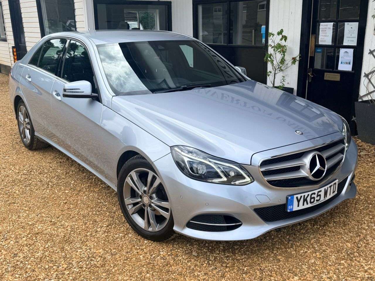 A 2015 MERCEDES-BENZ E CLASS 2.1 E220 BlueTEC SE Saloon 4dr Diesel G-Tronic+ Euro 6 (s/s) (177 ps) A 2015 MERCEDES-BENZ E CLASS 2.1 E220 BlueTEC SE Saloon 4dr Diesel G-Tronic+ Euro 6 (s/s) (177 ps)