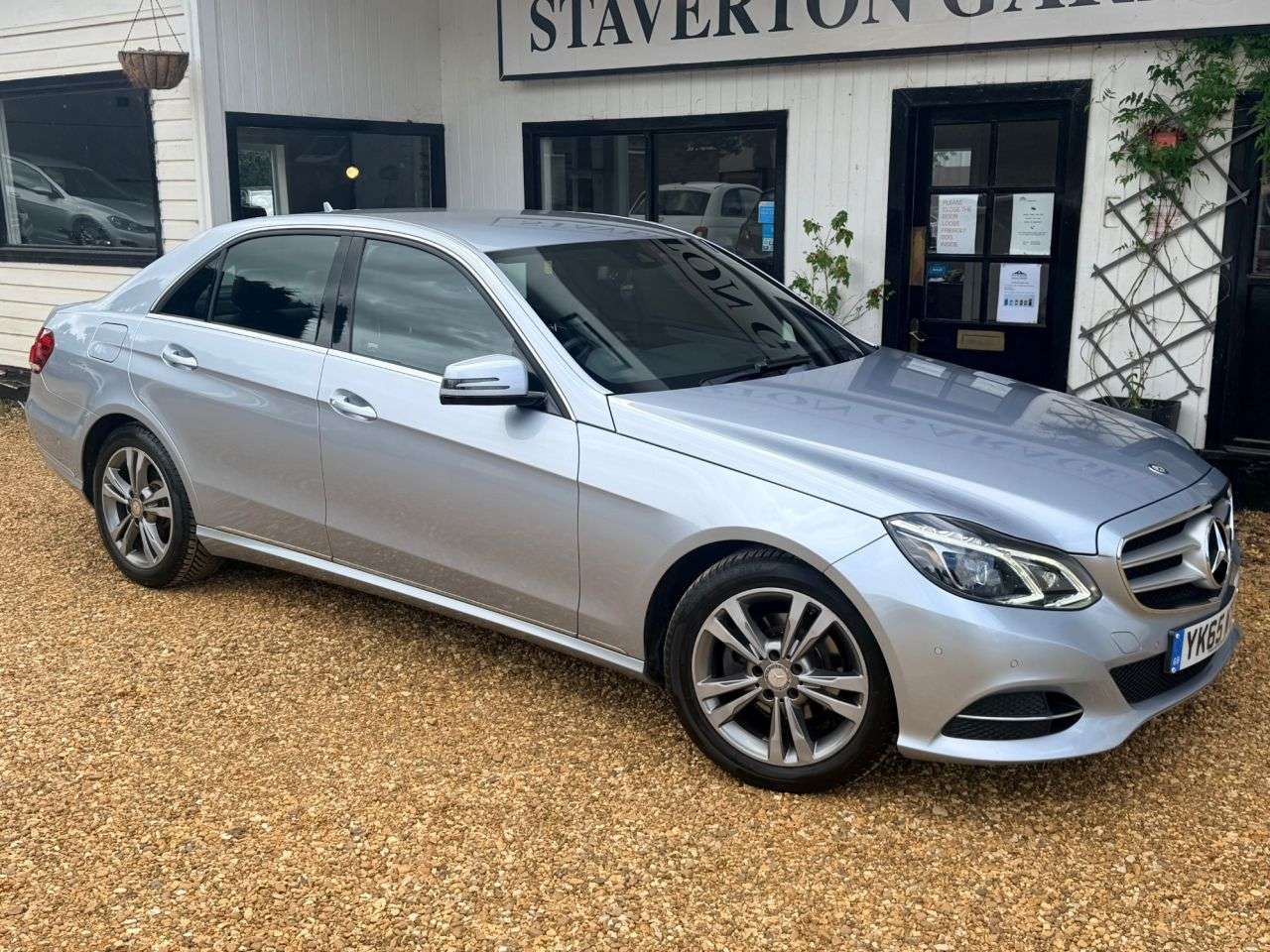 A 2015 MERCEDES-BENZ E CLASS 2.1 E220 BlueTEC SE Saloon 4dr Diesel G-Tronic+ Euro 6 (s/s) (177 ps) A 2015 MERCEDES-BENZ E CLASS 2.1 E220 BlueTEC SE Saloon 4dr Diesel G-Tronic+ Euro 6 (s/s) (177 ps)