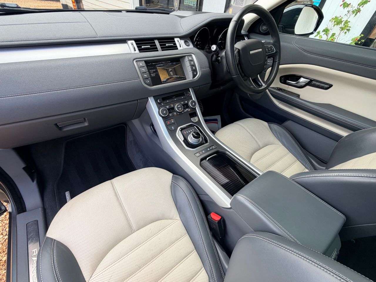 A 2016 LAND ROVER RANGE ROVER EVOQUE 2.0 TD4 HSE Dynamic LUX Coupe 3dr Diesel Auto 4WD Euro 6 (s/s) (180 ps) A 2016 LAND ROVER RANGE ROVER EVOQUE 2.0 TD4 HSE Dynamic LUX Coupe 3dr Diesel Auto 4WD Euro 6 (s/s) (180 ps)
