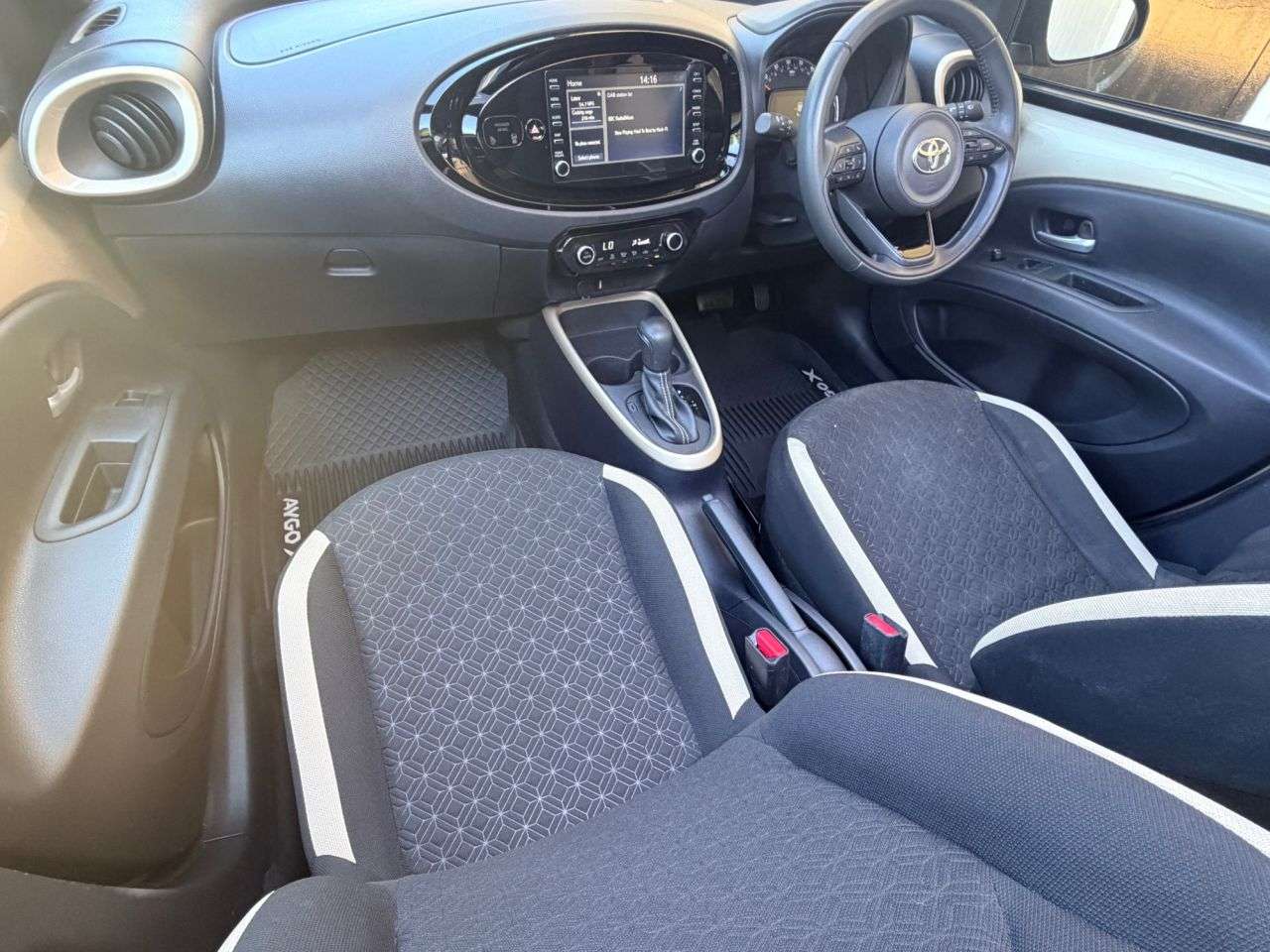 A 2022 TOYOTA AYGO X 1.0 VVT-i Edge Canvas Hatchback 5dr Petrol x-shift Euro 6 (s/s) (72 ps) A 2022 TOYOTA AYGO X 1.0 VVT-i Edge Canvas Hatchback 5dr Petrol x-shift Euro 6 (s/s) (72 ps)