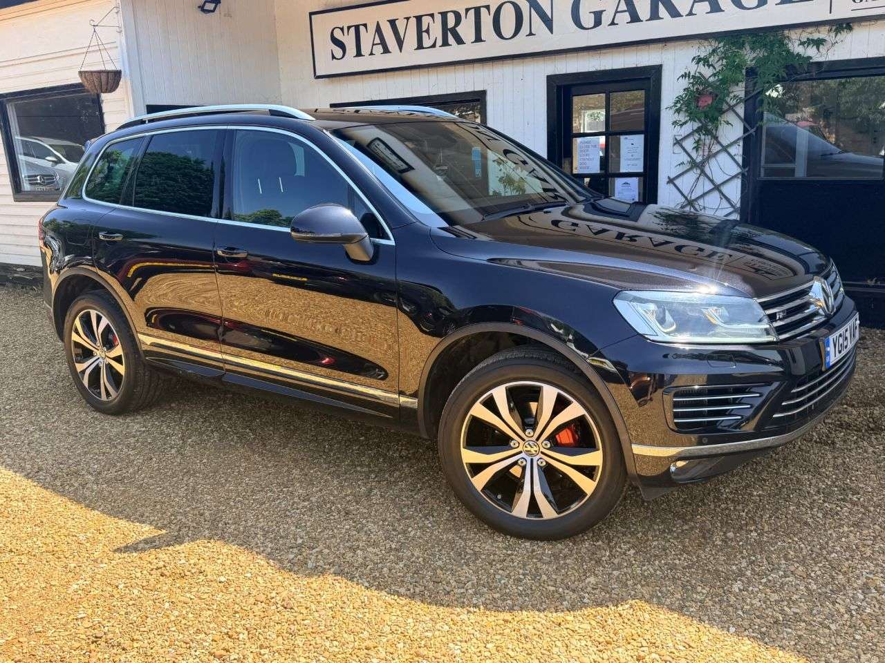 A 2015 VOLKSWAGEN TOUAREG 3.0 TDI V6 BlueMotion Tech R-Line SUV 5dr Diesel Tiptronic 4WD Euro 6 (s/s) A 2015 VOLKSWAGEN TOUAREG 3.0 TDI V6 BlueMotion Tech R-Line SUV 5dr Diesel Tiptronic 4WD Euro 6 (s/s)