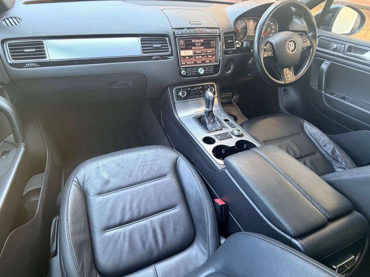 A 2015 VOLKSWAGEN TOUAREG 3.0 TDI V6 BlueMotion Tech R-Line SUV 5dr Diesel Tiptronic 4WD Euro 6 (s/s) A 2015 VOLKSWAGEN TOUAREG 3.0 TDI V6 BlueMotion Tech R-Line SUV 5dr Diesel Tiptronic 4WD Euro 6 (s/s)