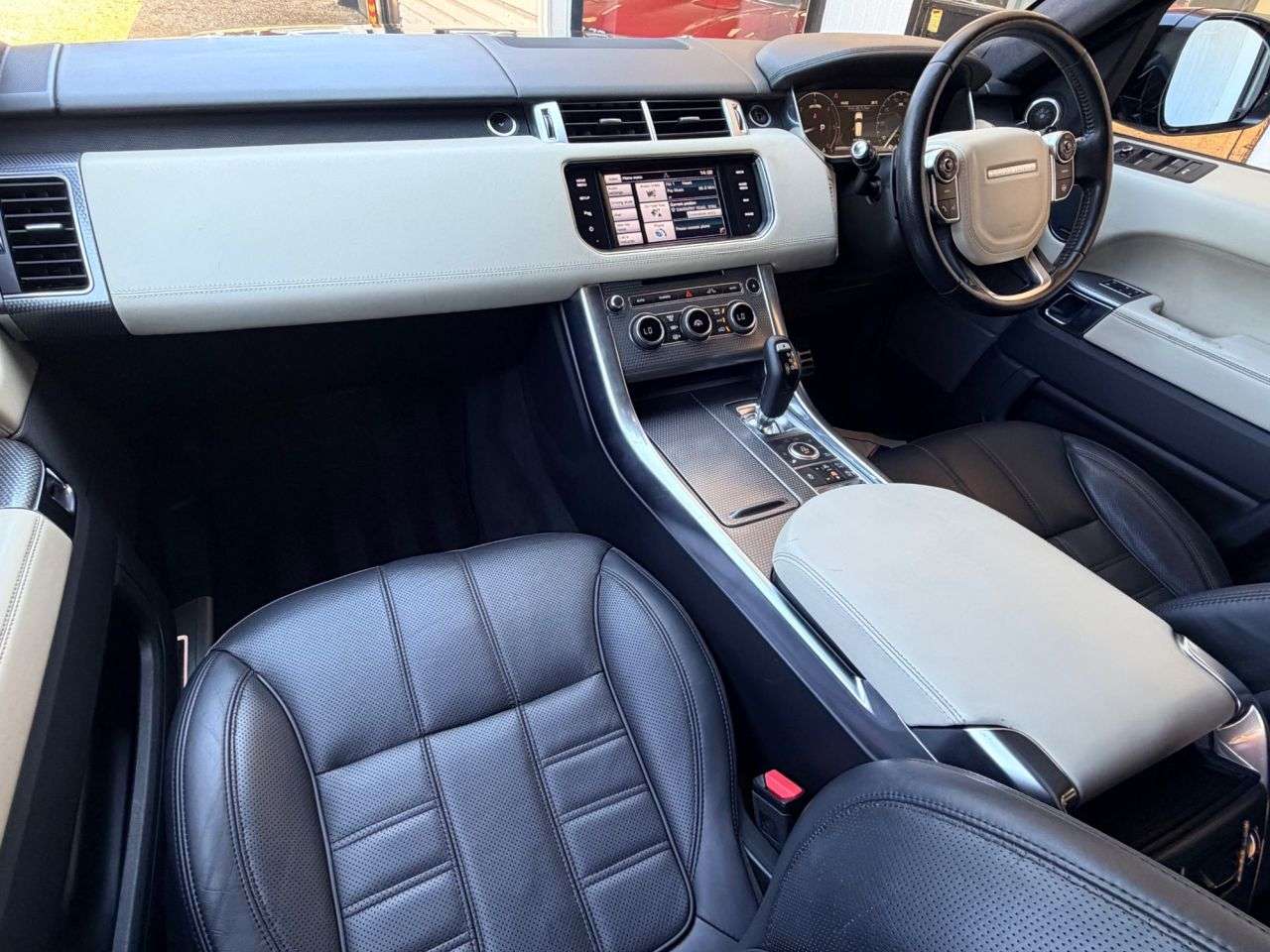 A 2015 LAND ROVER RANGE ROVER SPORT 3.0 SDV6 Autobiography Dynamic SUV 5dr Diesel Auto 4WD Euro 5 (s/s) (306 ps A 2015 LAND ROVER RANGE ROVER SPORT 3.0 SDV6 Autobiography Dynamic SUV 5dr Diesel Auto 4WD Euro 5 (s/s) (306 ps