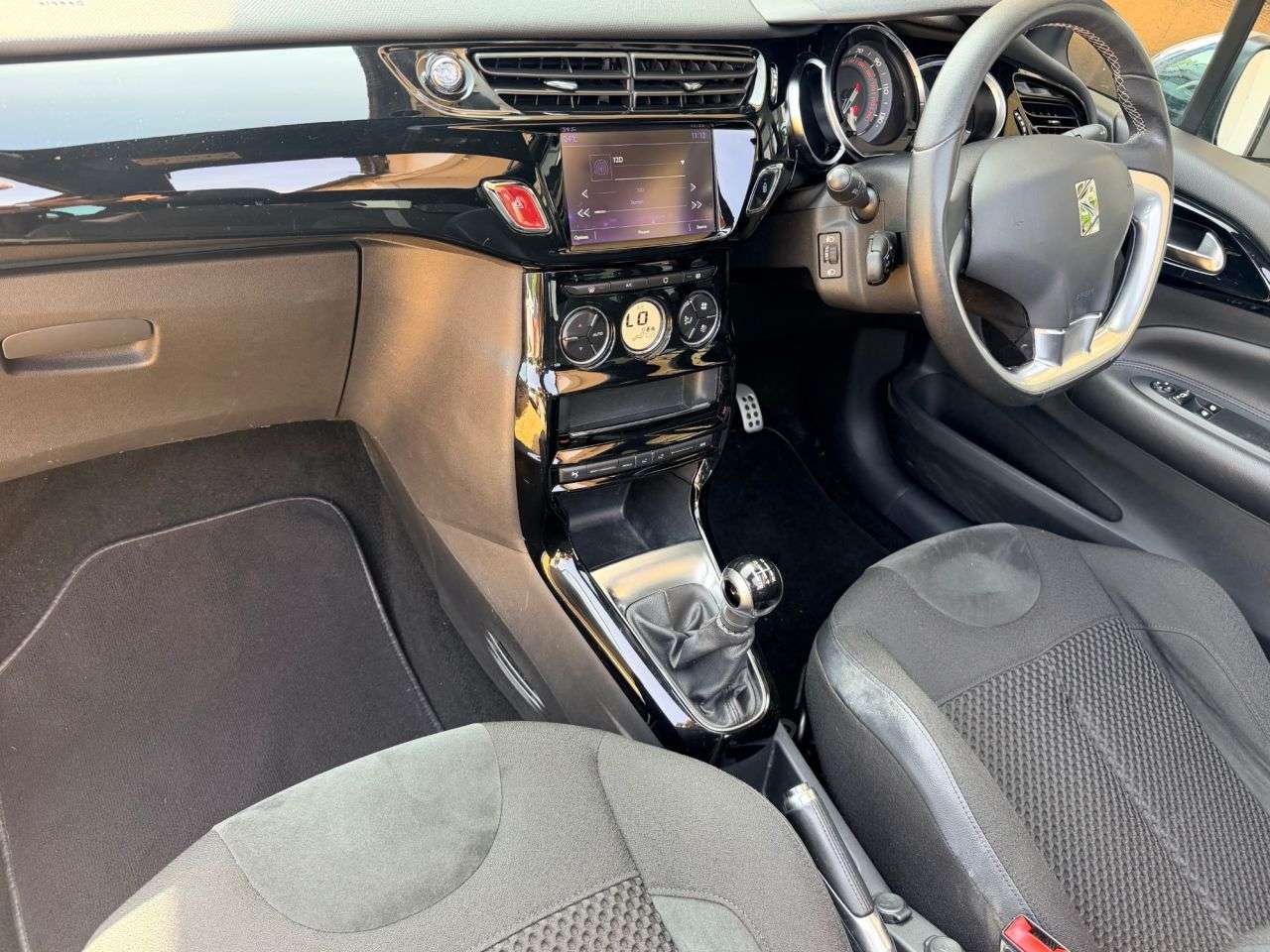 A 2017 DS AUTOMOBILES DS 3 CABRIO 1.2 PureTech Elegance Cabriolet 2dr Petrol Manual Euro 6 (s/s) (110 ps) A 2017 DS AUTOMOBILES DS 3 CABRIO 1.2 PureTech Elegance Cabriolet 2dr Petrol Manual Euro 6 (s/s) (110 ps)