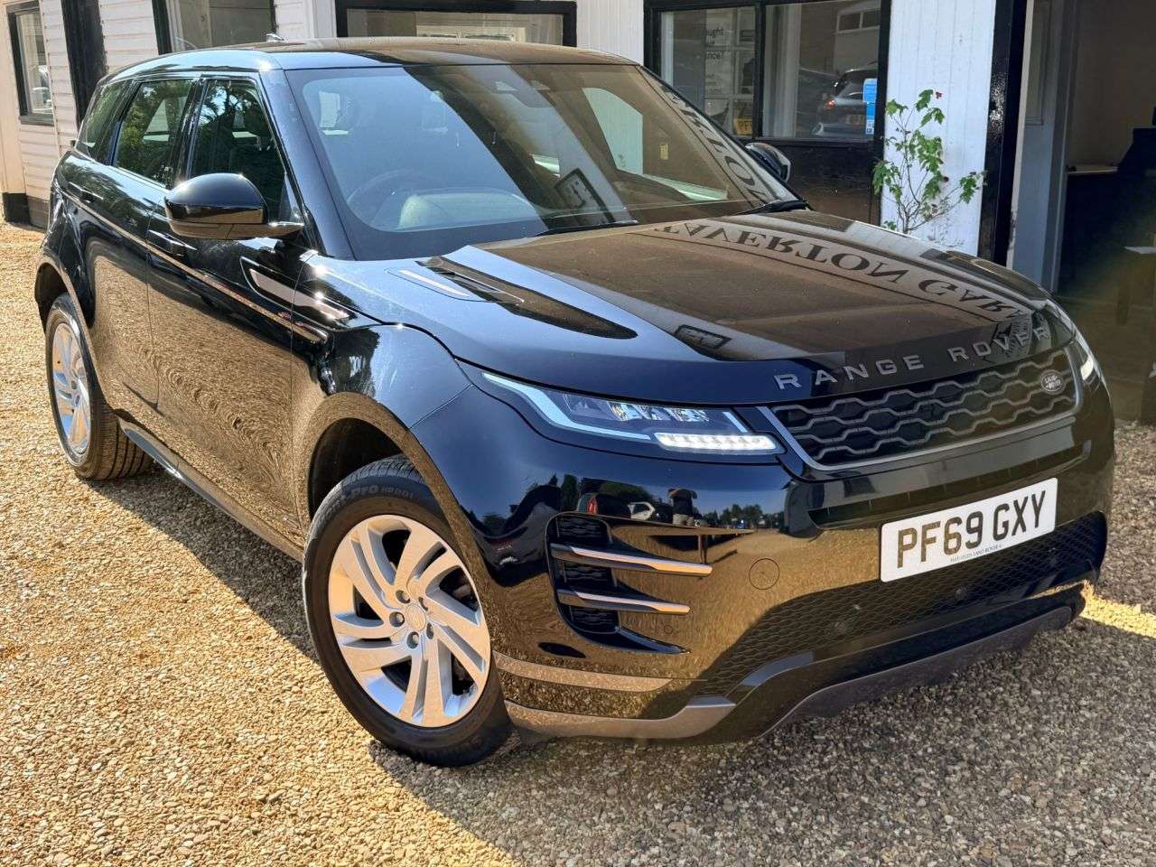 A 2019 LAND ROVER RANGE ROVER EVOQUE 2.0 P200 MHEV R-Dynamic S SUV 5dr Petrol Auto 4WD Euro 6 (s/s) (200 ps) A 2019 LAND ROVER RANGE ROVER EVOQUE 2.0 P200 MHEV R-Dynamic S SUV 5dr Petrol Auto 4WD Euro 6 (s/s) (200 ps)