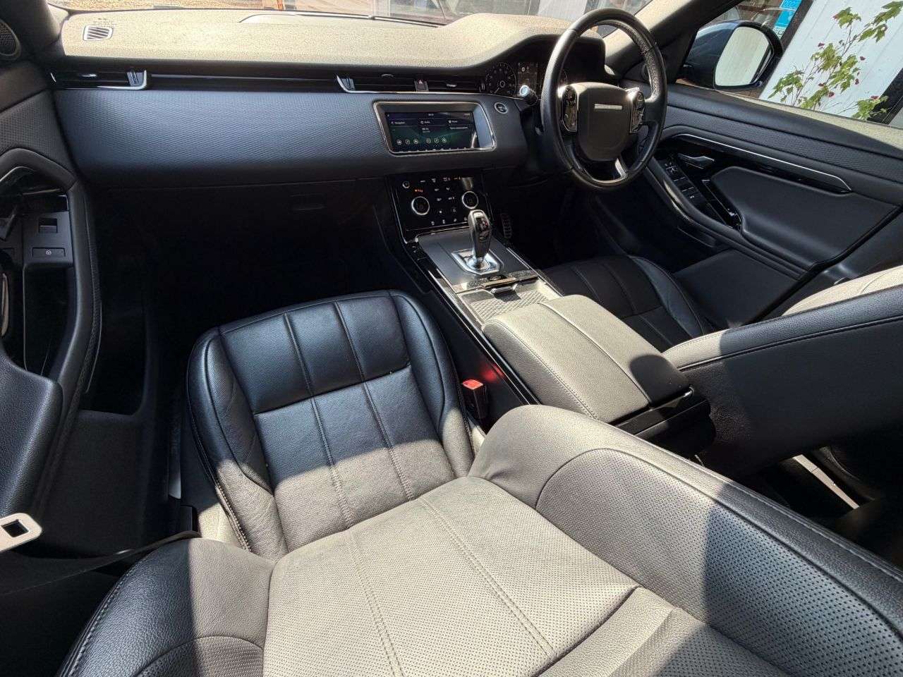 A 2019 LAND ROVER RANGE ROVER EVOQUE 2.0 P200 MHEV R-Dynamic S SUV 5dr Petrol Auto 4WD Euro 6 (s/s) (200 ps) A 2019 LAND ROVER RANGE ROVER EVOQUE 2.0 P200 MHEV R-Dynamic S SUV 5dr Petrol Auto 4WD Euro 6 (s/s) (200 ps)