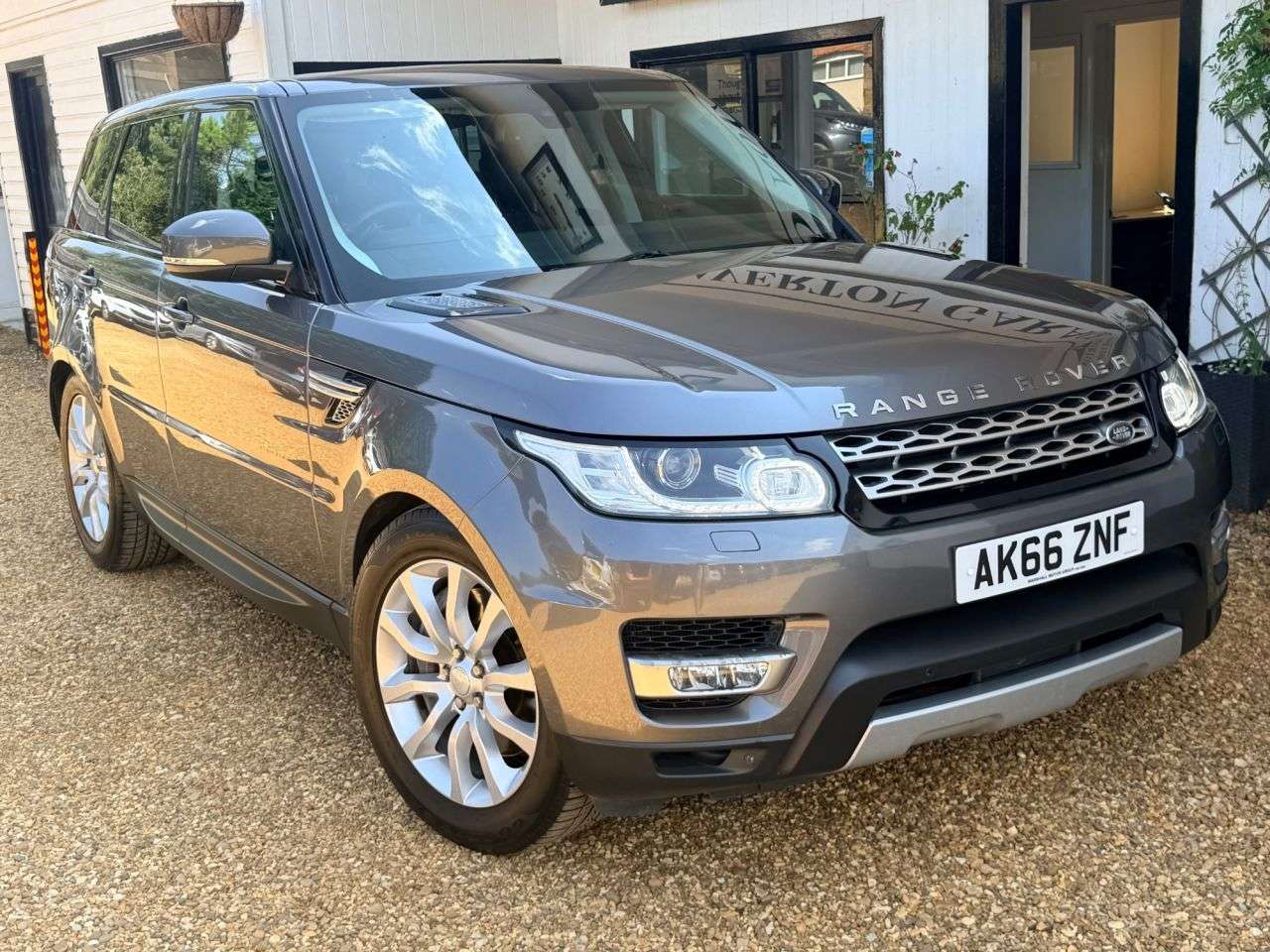 A 2017 LAND ROVER RANGE ROVER SPORT 3.0 SDV6 HSE SUV 5dr Diesel Auto 4WD Euro 6 (s/s) (306 ps) A 2017 LAND ROVER RANGE ROVER SPORT 3.0 SDV6 HSE SUV 5dr Diesel Auto 4WD Euro 6 (s/s) (306 ps)