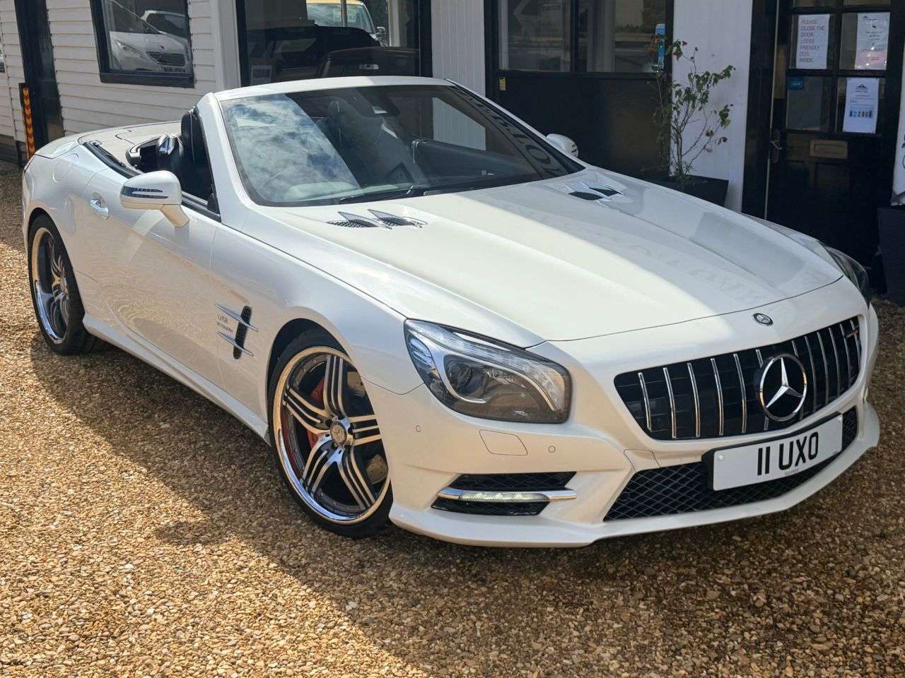 A 2012 MERCEDES-BENZ SL 4.7 SL500 V8 BlueEfficiency Convertible 2dr Petrol G-Tronic Euro 5 (s/s) (4 A 2012 MERCEDES-BENZ SL 4.7 SL500 V8 BlueEfficiency Convertible 2dr Petrol G-Tronic Euro 5 (s/s) (4