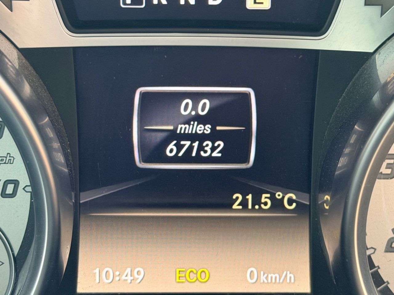 A 2012 MERCEDES-BENZ SL 4.7 SL500 V8 BlueEfficiency Convertible 2dr Petrol G-Tronic Euro 5 (s/s) (4 A 2012 MERCEDES-BENZ SL 4.7 SL500 V8 BlueEfficiency Convertible 2dr Petrol G-Tronic Euro 5 (s/s) (4