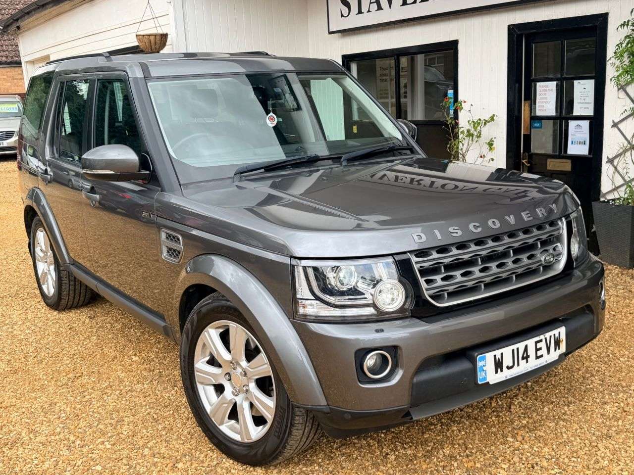 A 2014 LAND ROVER DISCOVERY 4 3.0 SD V6 XS SUV 5dr Diesel Auto 4WD Euro 5 (s/s) (255 bhp) A 2014 LAND ROVER DISCOVERY 4 3.0 SD V6 XS SUV 5dr Diesel Auto 4WD Euro 5 (s/s) (255 bhp)