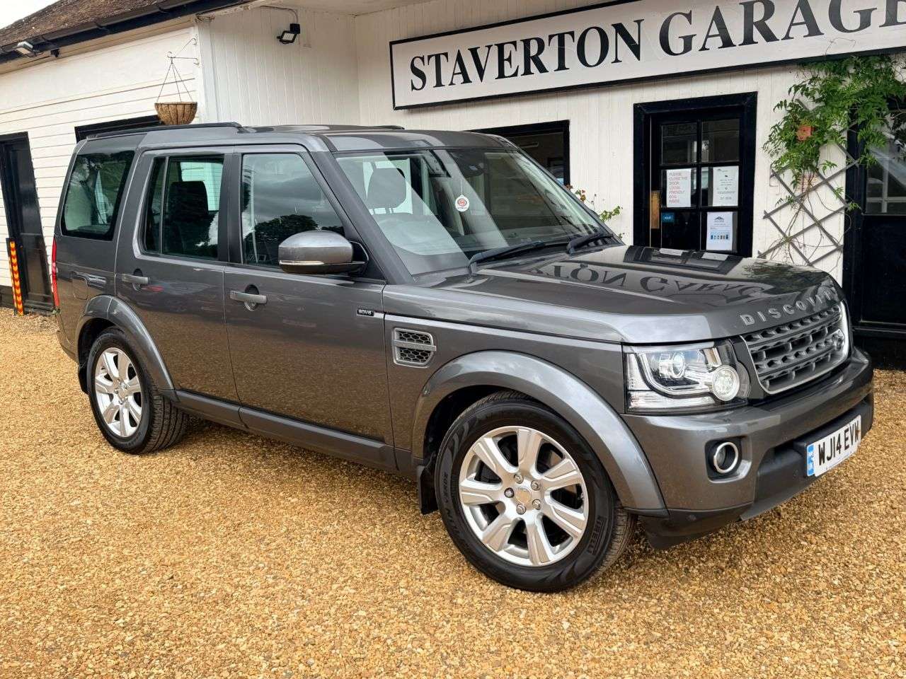 A 2014 LAND ROVER DISCOVERY 4 3.0 SD V6 XS SUV 5dr Diesel Auto 4WD Euro 5 (s/s) (255 bhp) A 2014 LAND ROVER DISCOVERY 4 3.0 SD V6 XS SUV 5dr Diesel Auto 4WD Euro 5 (s/s) (255 bhp)