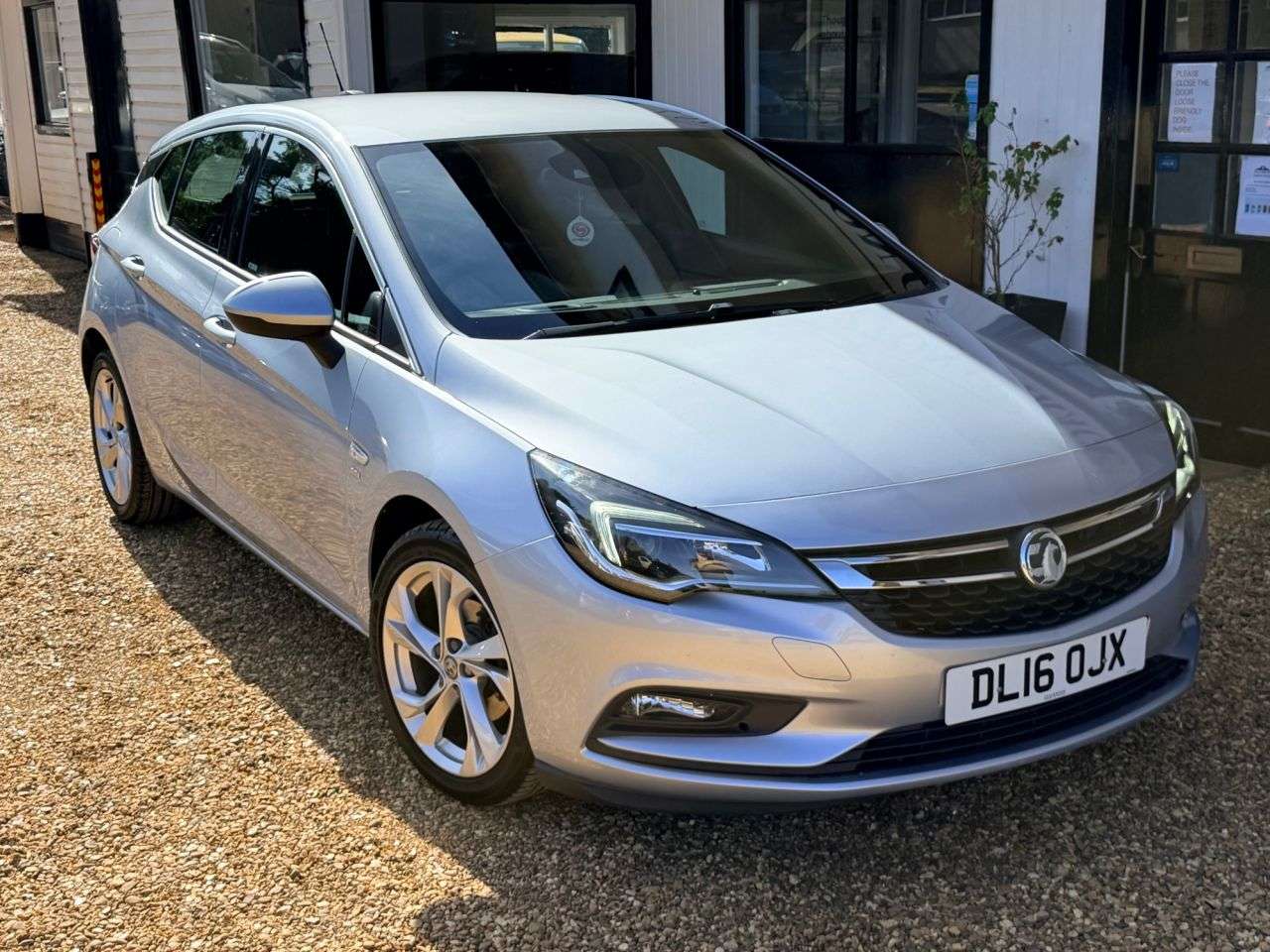 A 2016 VAUXHALL ASTRA 1.4i Turbo SRi Hatchback 5dr Petrol Manual Euro 6 (150 ps) A 2016 VAUXHALL ASTRA 1.4i Turbo SRi Hatchback 5dr Petrol Manual Euro 6 (150 ps)