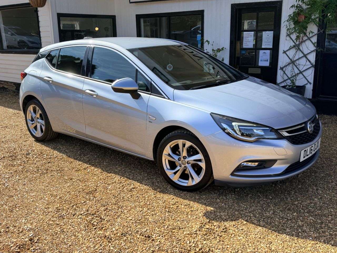 A 2016 VAUXHALL ASTRA 1.4i Turbo SRi Hatchback 5dr Petrol Manual Euro 6 (150 ps) A 2016 VAUXHALL ASTRA 1.4i Turbo SRi Hatchback 5dr Petrol Manual Euro 6 (150 ps)