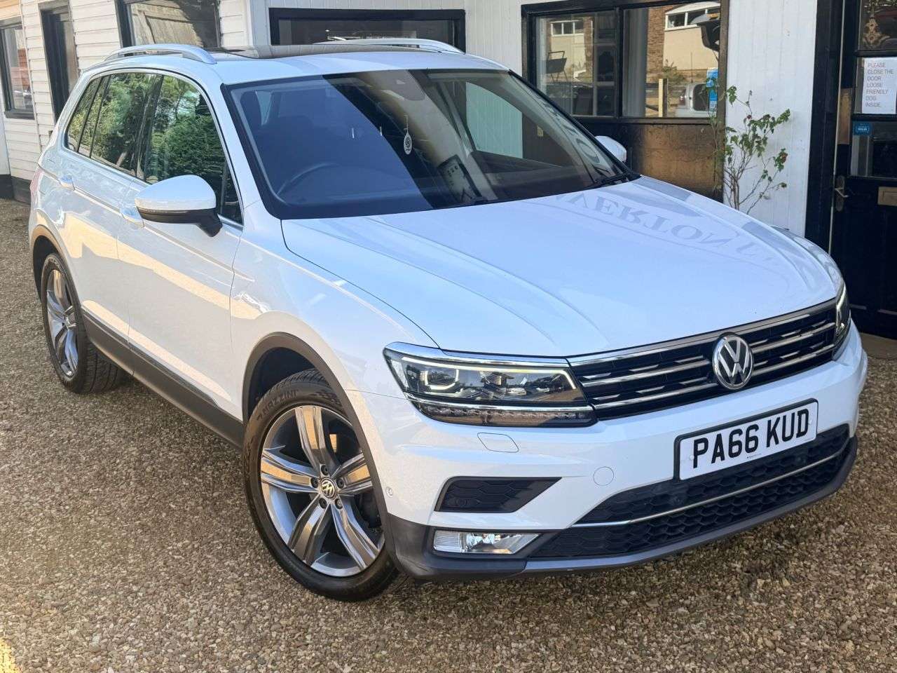 A 2016 VOLKSWAGEN TIGUAN 2.0 TDI BlueMotion Tech SEL 2WD SUV 5dr Diesel Manual Euro 6 (s/s) (150 ps) A 2016 VOLKSWAGEN TIGUAN 2.0 TDI BlueMotion Tech SEL 2WD SUV 5dr Diesel Manual Euro 6 (s/s) (150 ps)