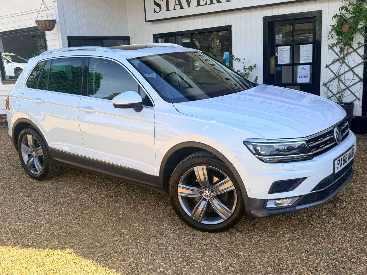 A 2016 VOLKSWAGEN TIGUAN 2.0 TDI BlueMotion Tech SEL 2WD SUV 5dr Diesel Manual Euro 6 (s/s) (150 ps) A 2016 VOLKSWAGEN TIGUAN 2.0 TDI BlueMotion Tech SEL 2WD SUV 5dr Diesel Manual Euro 6 (s/s) (150 ps)