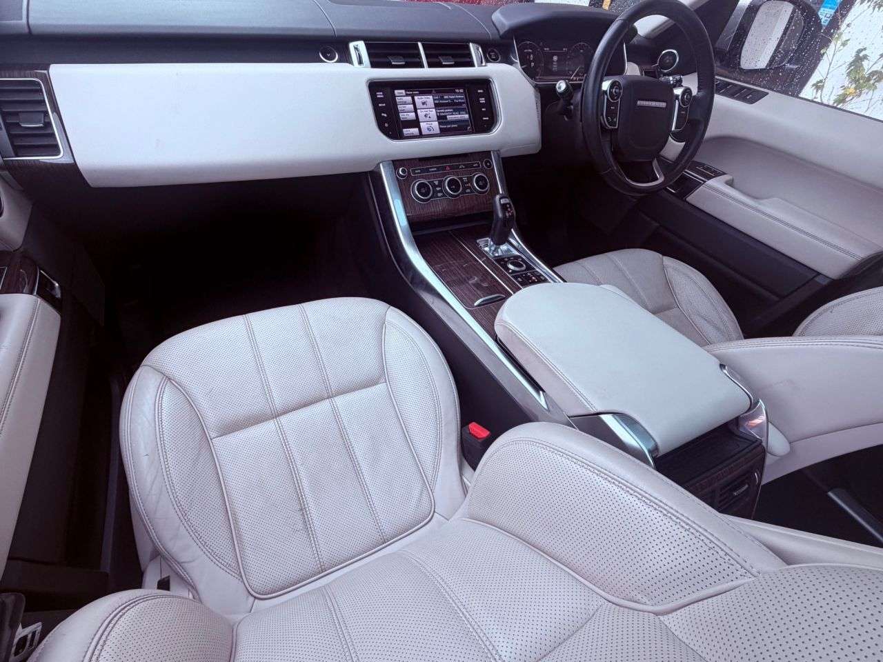 A 2015 LAND ROVER RANGE ROVER SPORT 3.0 SD V6 HSE SUV 5dr Diesel Auto 4WD Euro 5 (s/s) (306 ps) A 2015 LAND ROVER RANGE ROVER SPORT 3.0 SD V6 HSE SUV 5dr Diesel Auto 4WD Euro 5 (s/s) (306 ps)