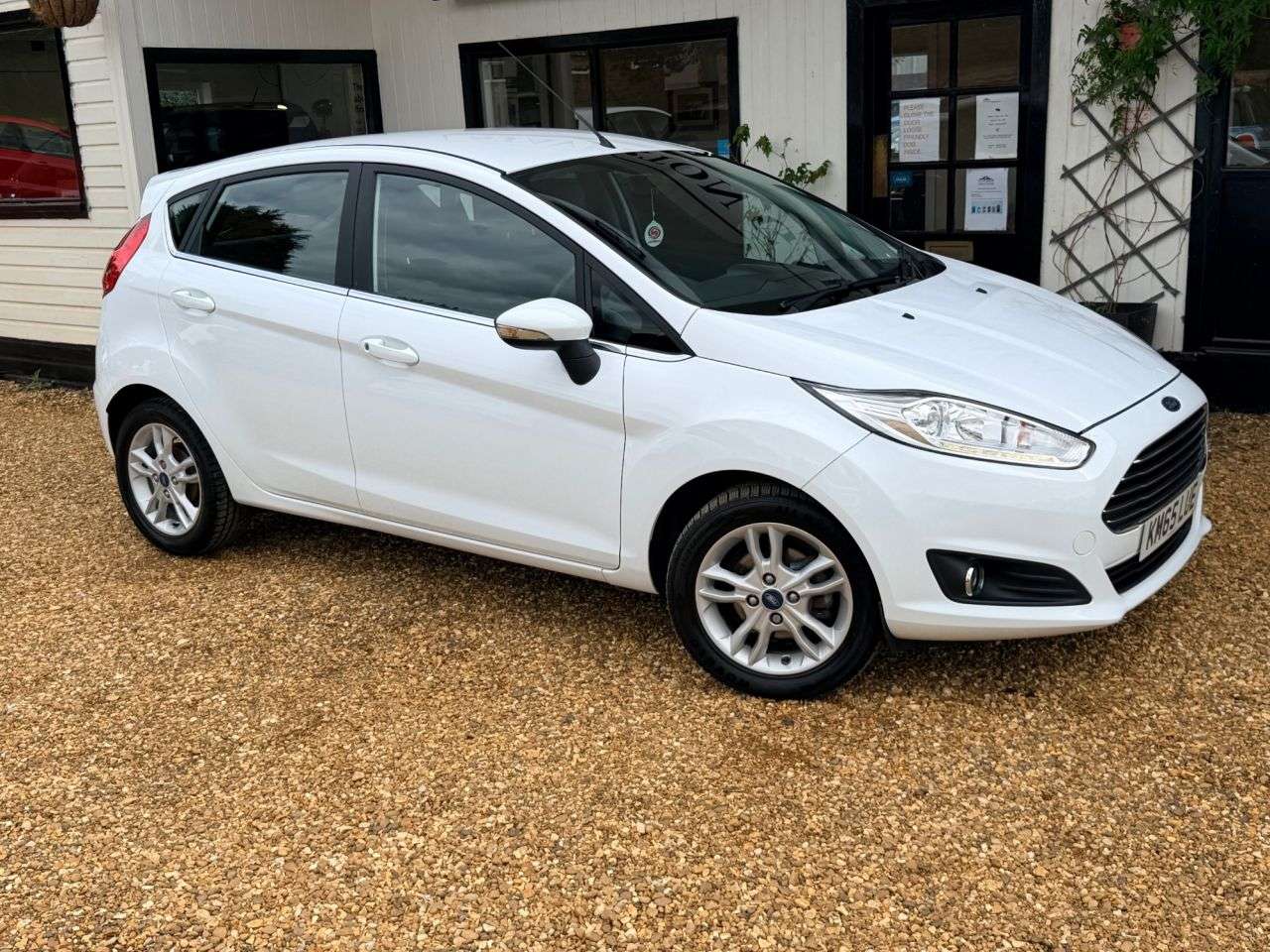 A 2015 FORD FIESTA 1.0T EcoBoost Zetec Hatchback 5dr Petrol Manual Euro 6 (s/s) (100 ps) A 2015 FORD FIESTA 1.0T EcoBoost Zetec Hatchback 5dr Petrol Manual Euro 6 (s/s) (100 ps)