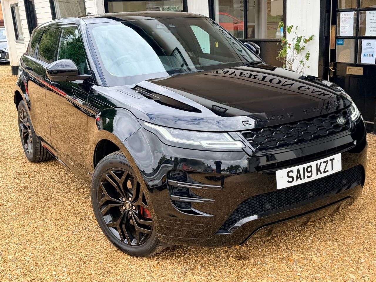 A 2019 LAND ROVER RANGE ROVER EVOQUE 2.0 D180 R-Dynamic SE SUV 5dr Diesel Auto 4WD Euro 6 (s/s) (180 ps) A 2019 LAND ROVER RANGE ROVER EVOQUE 2.0 D180 R-Dynamic SE SUV 5dr Diesel Auto 4WD Euro 6 (s/s) (180 ps)