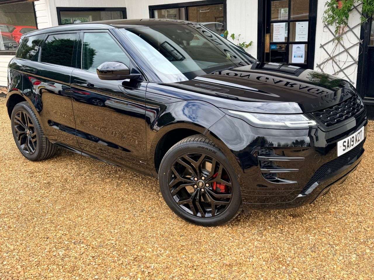 A 2019 LAND ROVER RANGE ROVER EVOQUE 2.0 D180 R-Dynamic SE SUV 5dr Diesel Auto 4WD Euro 6 (s/s) (180 ps) A 2019 LAND ROVER RANGE ROVER EVOQUE 2.0 D180 R-Dynamic SE SUV 5dr Diesel Auto 4WD Euro 6 (s/s) (180 ps)