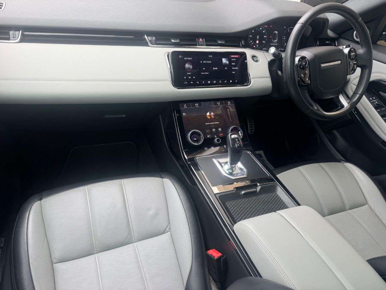 A 2019 LAND ROVER RANGE ROVER EVOQUE 2.0 D180 R-Dynamic SE SUV 5dr Diesel Auto 4WD Euro 6 (s/s) (180 ps) A 2019 LAND ROVER RANGE ROVER EVOQUE 2.0 D180 R-Dynamic SE SUV 5dr Diesel Auto 4WD Euro 6 (s/s) (180 ps)
