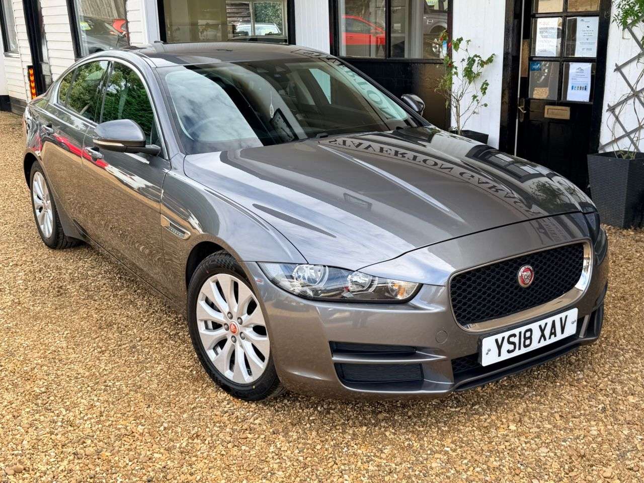 A 2018 JAGUAR XE 2.0d SE Saloon 4dr Diesel Auto Euro 6 (s/s) (163 ps) A 2018 JAGUAR XE 2.0d SE Saloon 4dr Diesel Auto Euro 6 (s/s) (163 ps)