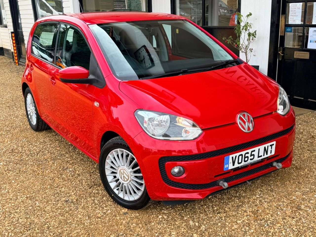 A 2015 VOLKSWAGEN UP! 1.0 BlueMotion Tech High up! Hatchback 5dr Petrol Manual Euro 6 (s/s) (75 p A 2015 VOLKSWAGEN UP! 1.0 BlueMotion Tech High up! Hatchback 5dr Petrol Manual Euro 6 (s/s) (75 p