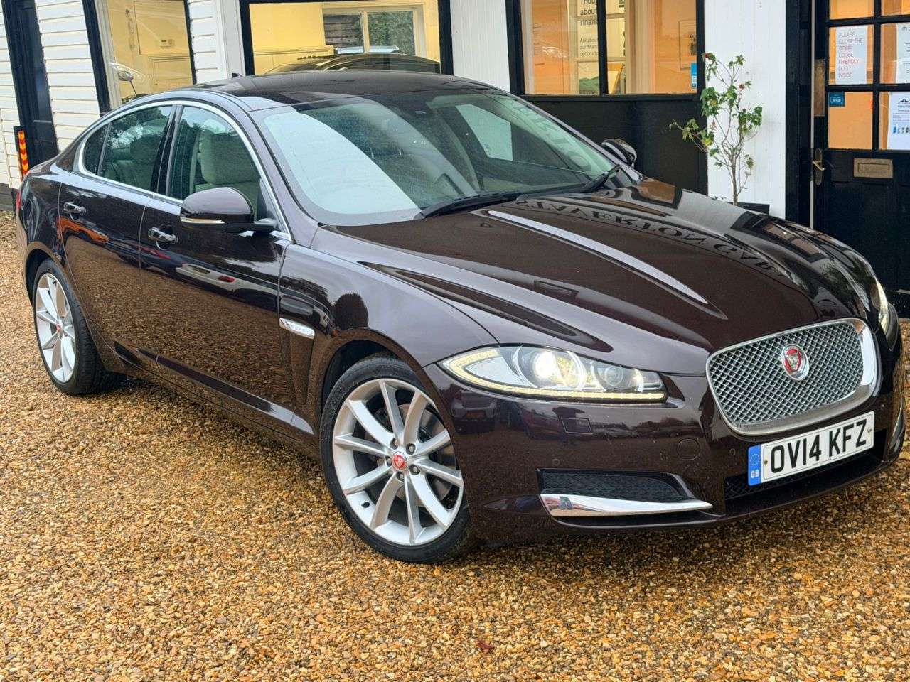 A 2014 JAGUAR XF 2.2d Premium Luxury Saloon 4dr Diesel Auto Euro 5 (s/s) (200 ps) A 2014 JAGUAR XF 2.2d Premium Luxury Saloon 4dr Diesel Auto Euro 5 (s/s) (200 ps)
