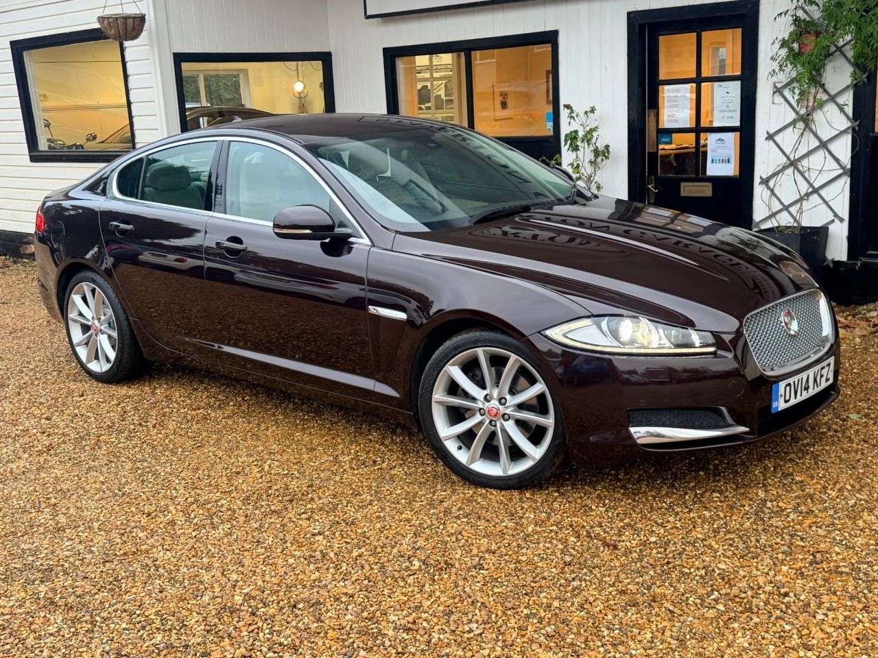 A 2014 JAGUAR XF 2.2d Premium Luxury Saloon 4dr Diesel Auto Euro 5 (s/s) (200 ps) A 2014 JAGUAR XF 2.2d Premium Luxury Saloon 4dr Diesel Auto Euro 5 (s/s) (200 ps)