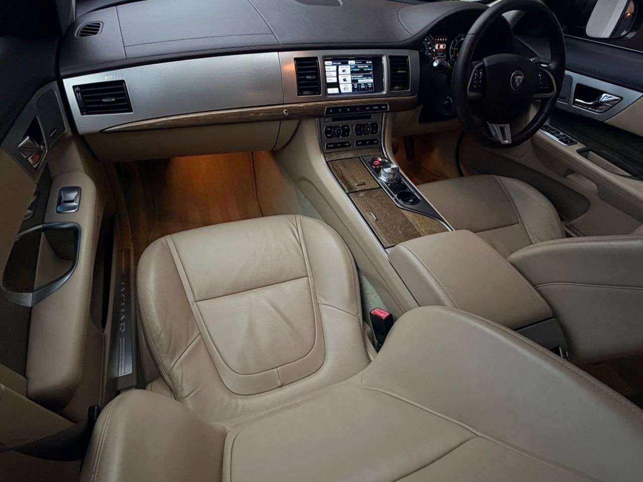 A 2014 JAGUAR XF 2.2d Premium Luxury Saloon 4dr Diesel Auto Euro 5 (s/s) (200 ps) A 2014 JAGUAR XF 2.2d Premium Luxury Saloon 4dr Diesel Auto Euro 5 (s/s) (200 ps)