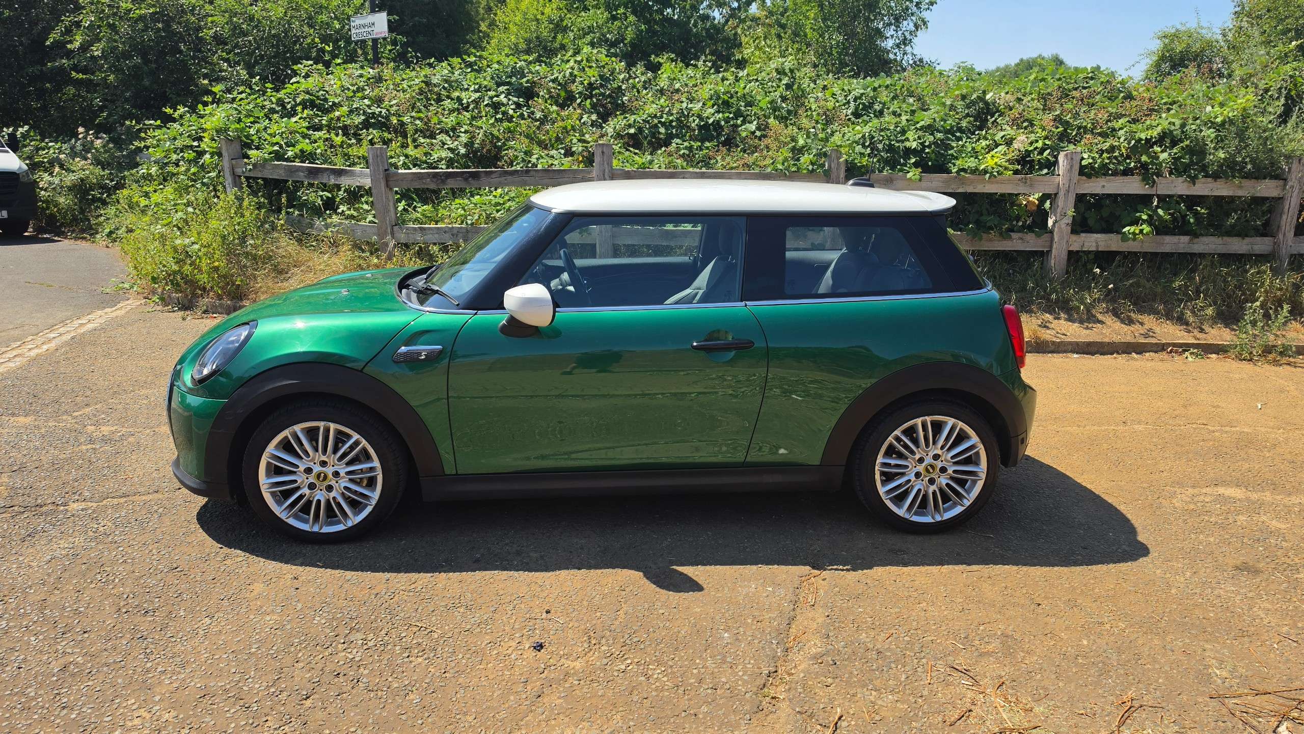 A 2021 MINI ELECTRIC COOPER Cooper SE 32.6kWh Level 2 Hatchback 3dr Electric Auto (184 ps) A 2021 MINI ELECTRIC COOPER Cooper SE 32.6kWh Level 2 Hatchback 3dr Electric Auto (184 ps)
