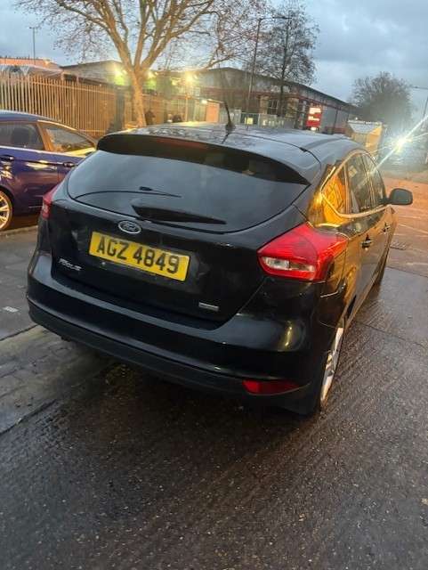 A 2015 FORD FOCUS 1.0T EcoBoost Zetec Hatchback 5dr Petrol Manual Euro 6 (s/s) (100 ps) A 2015 FORD FOCUS 1.0T EcoBoost Zetec Hatchback 5dr Petrol Manual Euro 6 (s/s) (100 ps)