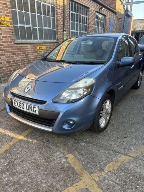 A 2010 RENAULT CLIO 1.6 VVT Initiale TomTom Hatchback 5dr Petrol Auto Euro 5 (111 ps) A 2010 RENAULT CLIO 1.6 VVT Initiale TomTom Hatchback 5dr Petrol Auto Euro 5 (111 ps)