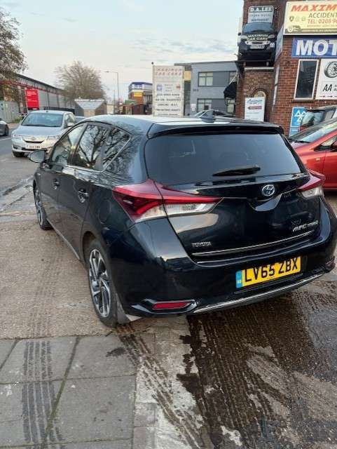 A 2016 TOYOTA AURIS 1.8 VVT-h Design Hatchback 5dr Petrol Hybrid CVT Euro 6 (s/s) (136 ps) A 2016 TOYOTA AURIS 1.8 VVT-h Design Hatchback 5dr Petrol Hybrid CVT Euro 6 (s/s) (136 ps)