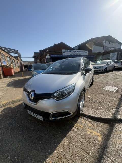 A 2015 RENAULT CAPTUR 0.9 TCe ENERGY Dynamique Nav SUV 5dr Petrol Manual Euro 6 (s/s) (90 ps) A 2015 RENAULT CAPTUR 0.9 TCe ENERGY Dynamique Nav SUV 5dr Petrol Manual Euro 6 (s/s) (90 ps)