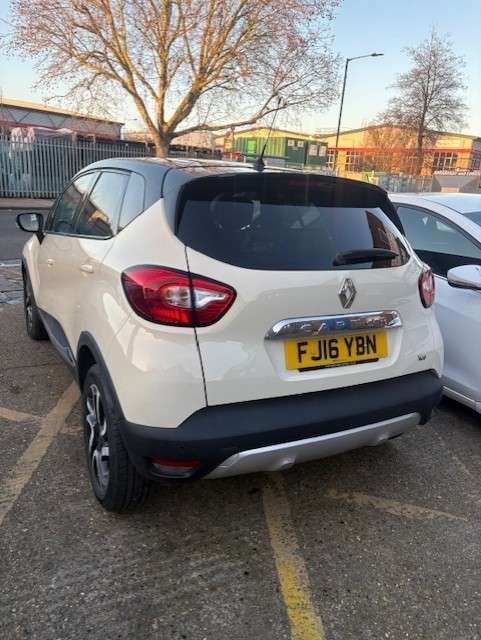 A 2016 RENAULT CAPTUR 1.2 TCe ENERGY Signature Nav SUV 5dr Petrol Auto Euro 6 (s/s) (120 ps) A 2016 RENAULT CAPTUR 1.2 TCe ENERGY Signature Nav SUV 5dr Petrol Auto Euro 6 (s/s) (120 ps)