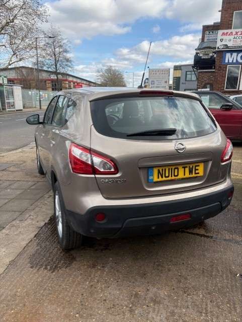 A 2010 NISSAN QASHQAI 2.0 Acenta SUV 5dr Petrol CVT 2WD Euro 4 (141 ps) A 2010 NISSAN QASHQAI 2.0 Acenta SUV 5dr Petrol CVT 2WD Euro 4 (141 ps)