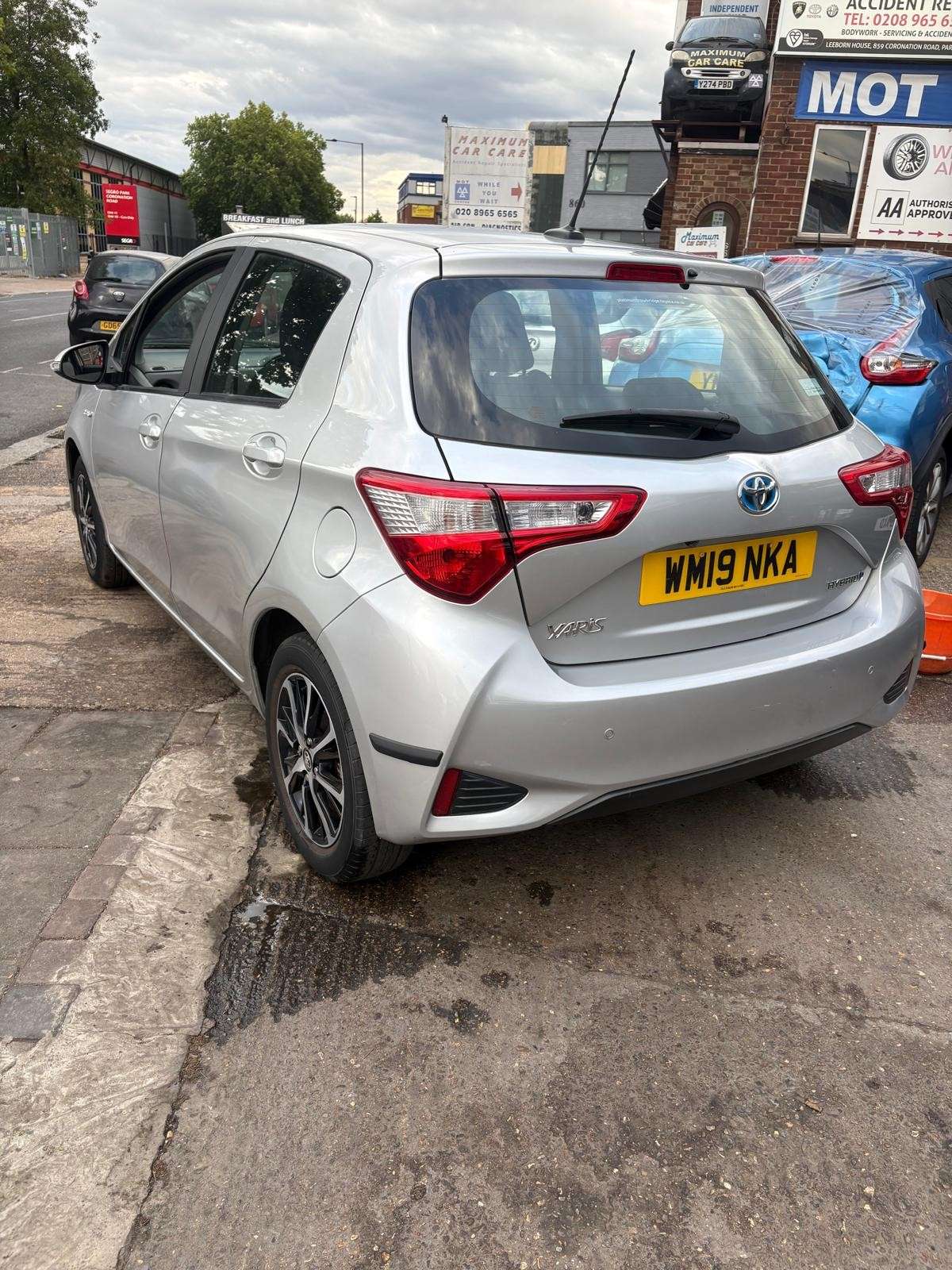 A 2019 TOYOTA YARIS 1.5 VVT-h Icon Tech Hatchback 5dr Petrol Hybrid E-CVT Euro 6 (s/s) (100 ps) A 2019 TOYOTA YARIS 1.5 VVT-h Icon Tech Hatchback 5dr Petrol Hybrid E-CVT Euro 6 (s/s) (100 ps)