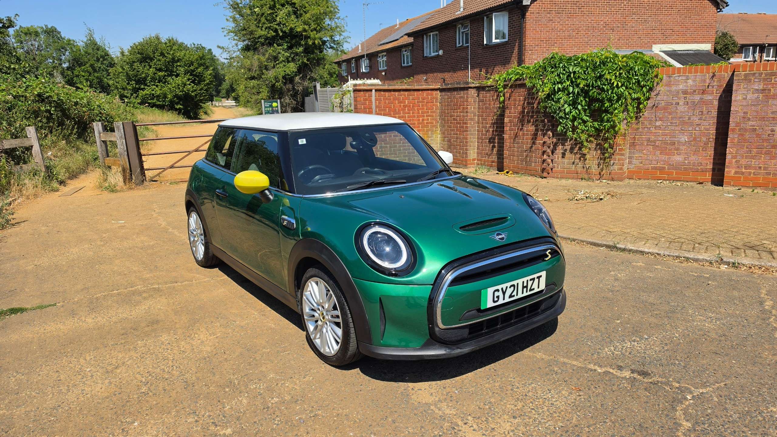 A 2021 MINI ELECTRIC COOPER Cooper SE 32.6kWh Level 2 Hatchback 3dr Electric Auto (184 ps) A 2021 MINI ELECTRIC COOPER Cooper SE 32.6kWh Level 2 Hatchback 3dr Electric Auto (184 ps)
