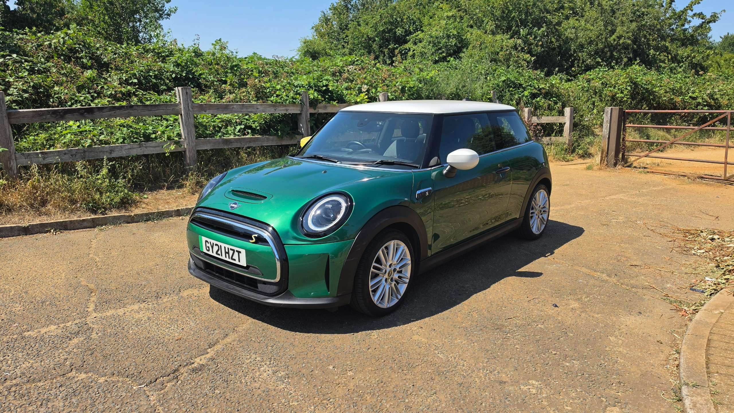 A 2021 MINI ELECTRIC COOPER Cooper SE 32.6kWh Level 2 Hatchback 3dr Electric Auto (184 ps) A 2021 MINI ELECTRIC COOPER Cooper SE 32.6kWh Level 2 Hatchback 3dr Electric Auto (184 ps)