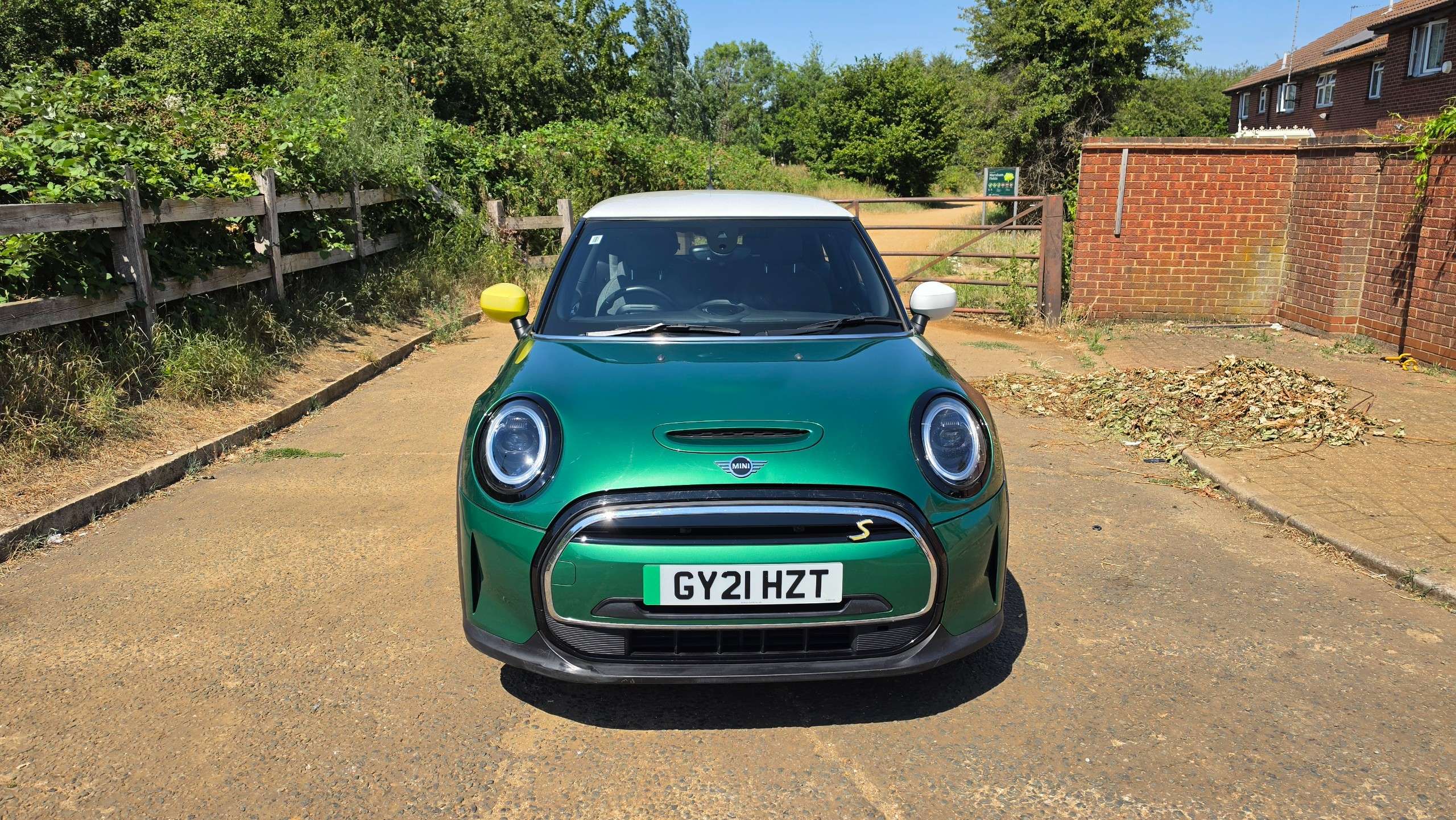 A 2021 MINI ELECTRIC COOPER Cooper SE 32.6kWh Level 2 Hatchback 3dr Electric Auto (184 ps) A 2021 MINI ELECTRIC COOPER Cooper SE 32.6kWh Level 2 Hatchback 3dr Electric Auto (184 ps)