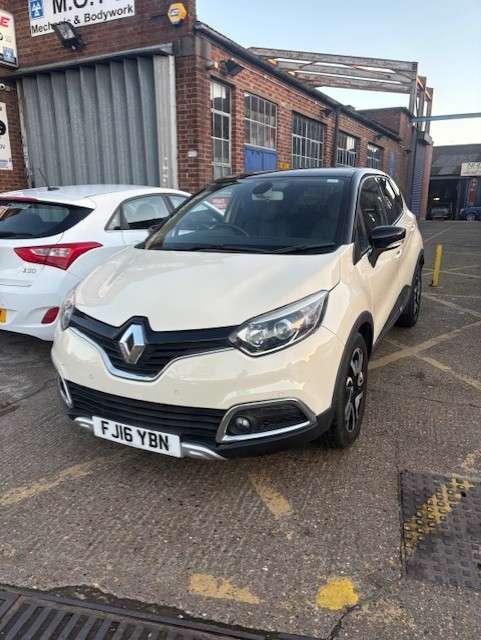 A 2016 RENAULT CAPTUR 1.2 TCe ENERGY Signature Nav SUV 5dr Petrol Auto Euro 6 (s/s) (120 ps) A 2016 RENAULT CAPTUR 1.2 TCe ENERGY Signature Nav SUV 5dr Petrol Auto Euro 6 (s/s) (120 ps)