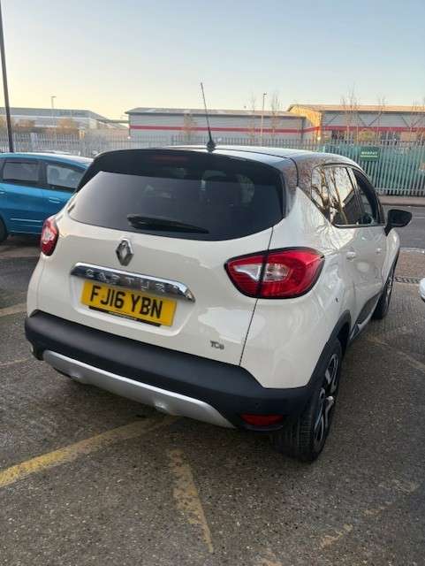 A 2016 RENAULT CAPTUR 1.2 TCe ENERGY Signature Nav SUV 5dr Petrol Auto Euro 6 (s/s) (120 ps) A 2016 RENAULT CAPTUR 1.2 TCe ENERGY Signature Nav SUV 5dr Petrol Auto Euro 6 (s/s) (120 ps)