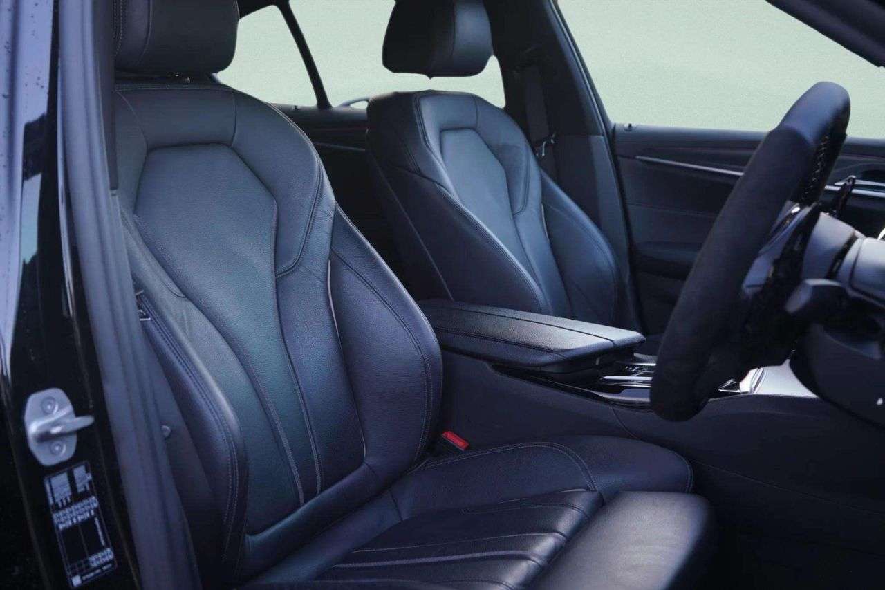 A 2021 BMW 5 SERIES 2.0 520d MHT M Sport Saloon 4dr Diesel Hybrid Steptronic Euro 6 (s/s) (190 A 2021 BMW 5 SERIES 2.0 520d MHT M Sport Saloon 4dr Diesel Hybrid Steptronic Euro 6 (s/s) (190