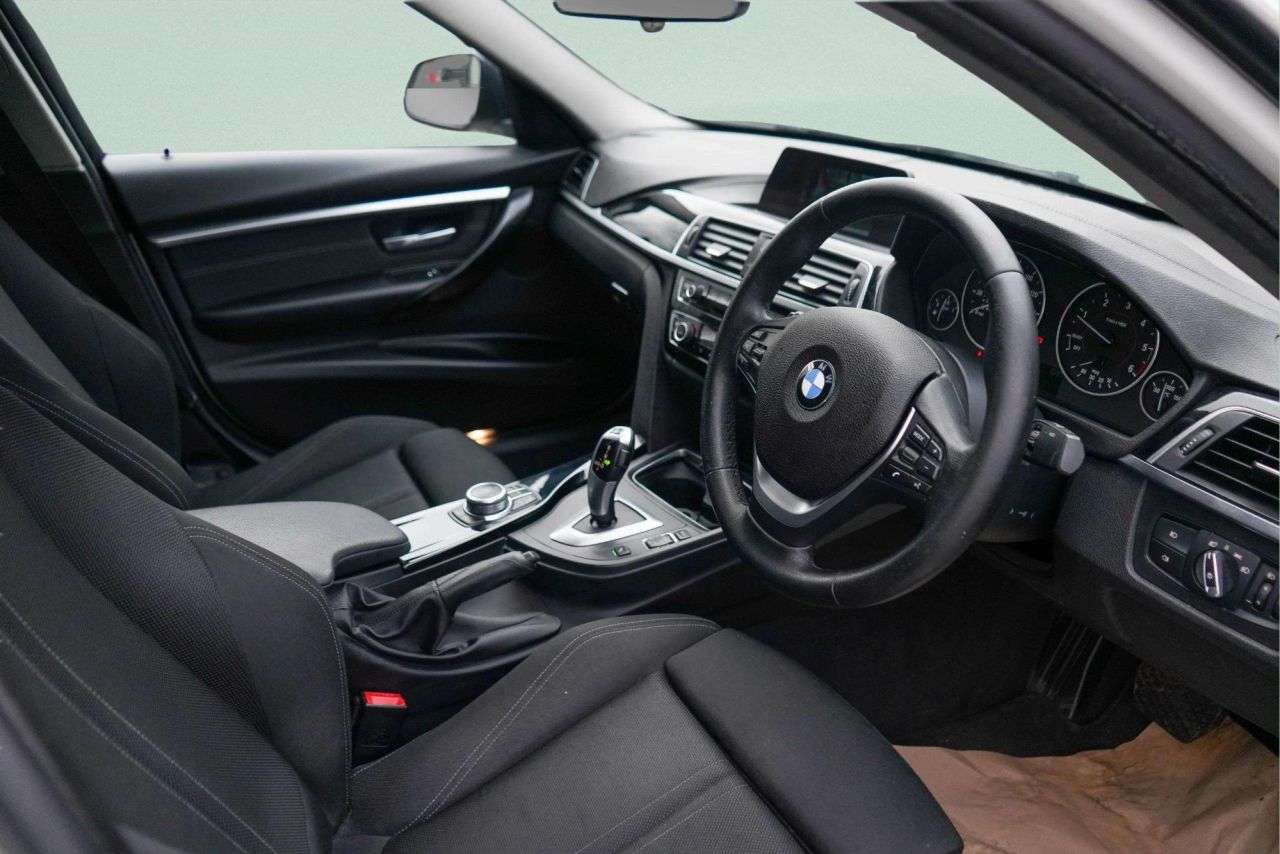 A 2018 BMW 3 SERIES 2.0 318d Sport Saloon 4dr Diesel Auto Euro 6 (s/s) (150 ps) 360 PARKING SEN A 2018 BMW 3 SERIES 2.0 318d Sport Saloon 4dr Diesel Auto Euro 6 (s/s) (150 ps) 360 PARKING SEN