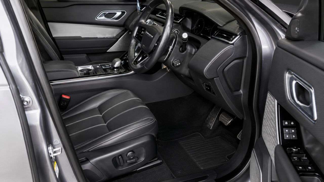 A 2022 LAND ROVER RANGE ROVER VELAR 2.0 D200 MHEV Edition R Dynamic SUV 5dr Diesel Auto 4WD Euro 6 (s/s) (204 p A 2022 LAND ROVER RANGE ROVER VELAR 2.0 D200 MHEV Edition R Dynamic SUV 5dr Diesel Auto 4WD Euro 6 (s/s) (204 p